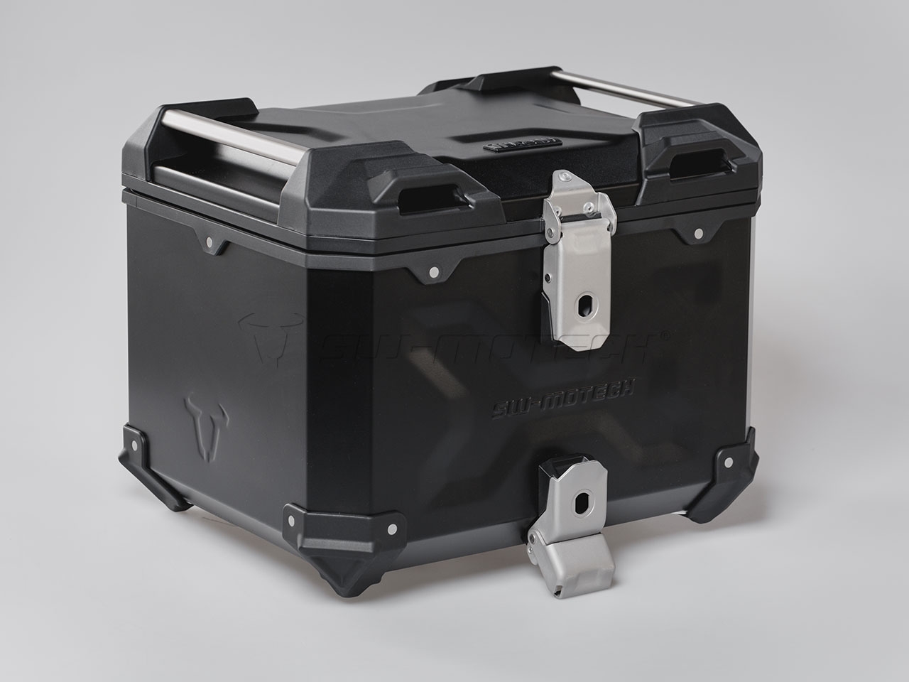 Центральный кофр SW-Motech TRAX ADVENTURE ALU-BOX 38 л. для мотоцикла Honda (чёрный) Центральный кофр SW-Motech TRAX ADVENTURE ALU-BOX 38 л. для мотоцикла Honda (чёрный)