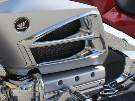 Хромированные  накладки на боковые воздухозаборники (пара) для Honda GL1800 Gold Wing 45-1696 Хромированные  накладки на боковые воздухозаборники (пара) для Honda GL1800 Gold Wing 45-1696