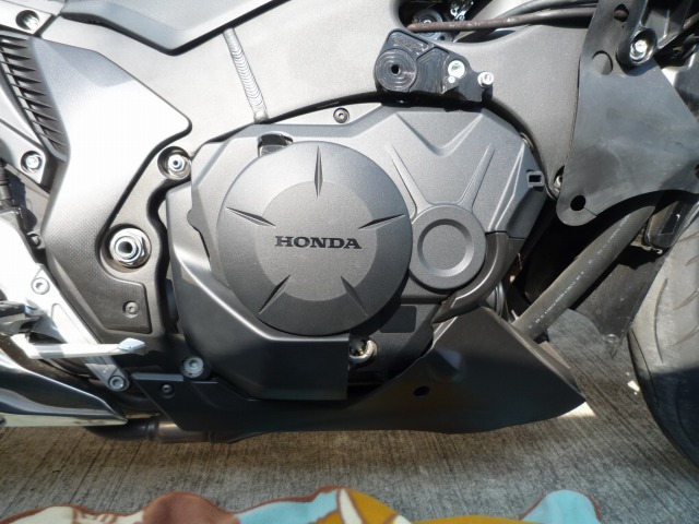Оригинальная защитная накладка крышки сцепления мотоцикла Honda VFR1200F (64710-MGE-700) Оригинальная защитная накладка крышки сцепления мотоцикла Honda VFR1200F (64710-MGE-700)