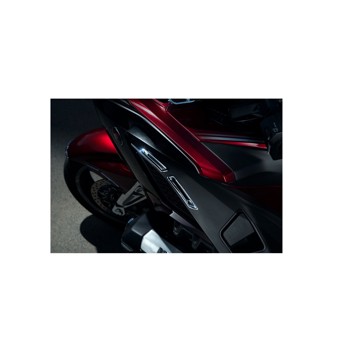 Верхние накладки на слоты радиатора (хром) для Honda GL1800 Gold Wing 2018- Верхние накладки на слоты радиатора (хром) для Honda GL1800 Gold Wing 2018-