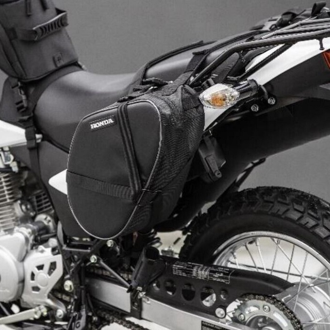 Оригинальные боковые сумки для Honda XR150L (2023 - н.в.) Оригинальные боковые сумки для Honda XR150L (2023 - н.в.)