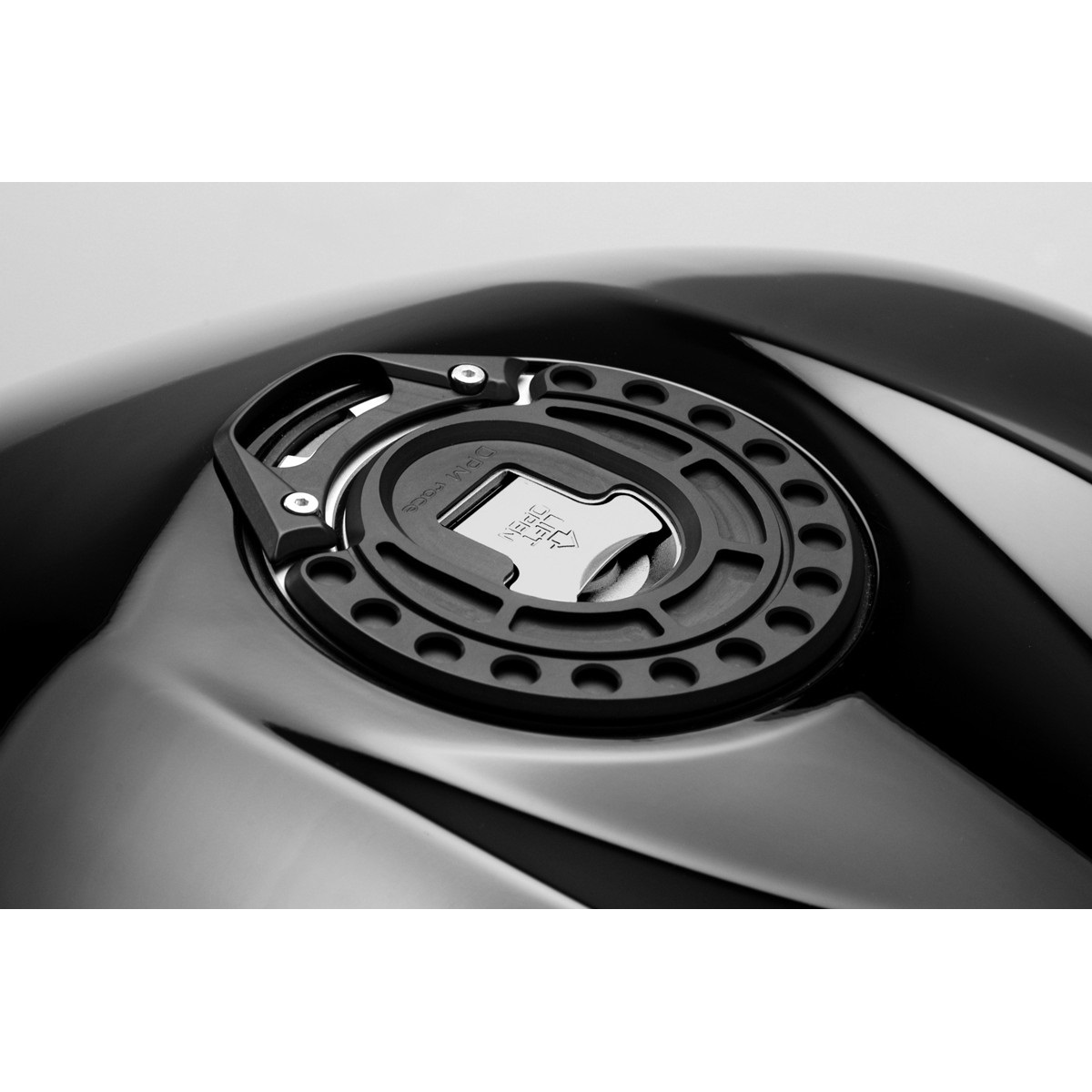 Накладка DPM Race на крышку бака для мотоциклов Honda Накладка DPM Race на крышку бака для мотоциклов Honda