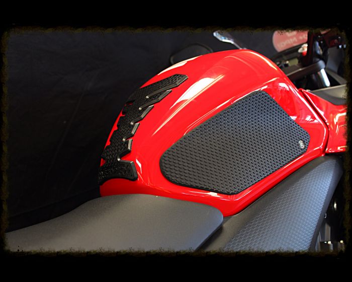Комплект защитных наклеек на бак TechSpec  для мотоцикла Honda CBR500R 13- Комплект защитных наклеек на бак TechSpec  для мотоцикла Honda CBR500R 13-