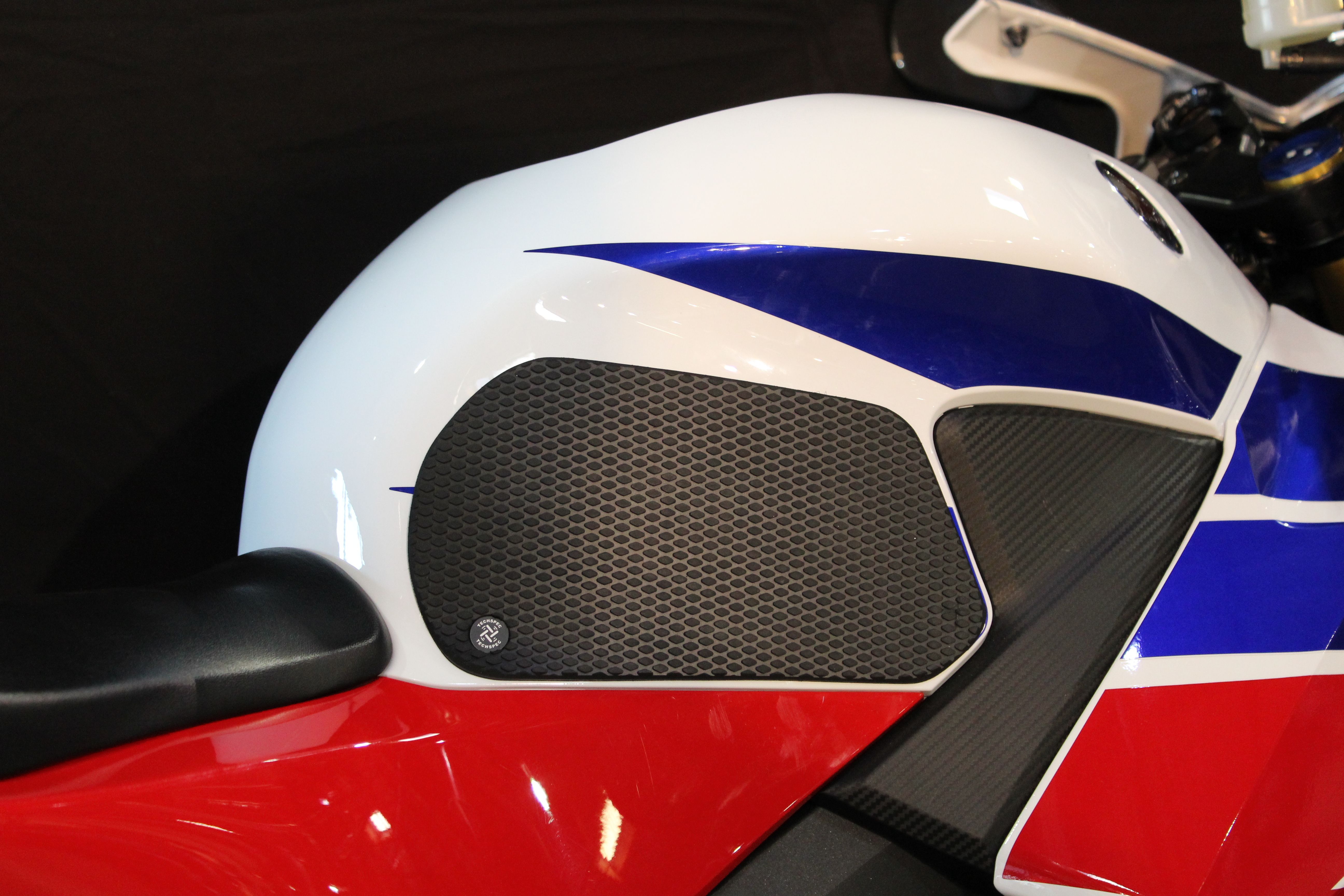 Комплект защитных наклеек на бак TechSpec  для мотоцикла Honda CBR600RR 13- Комплект защитных наклеек на бак TechSpec  для мотоцикла Honda CBR600RR 13-