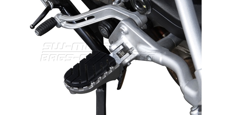 Комплект регулируемых подножек SW-Motech для мотоцикла Honda XL1000V Varadero '01-'06 Комплект регулируемых подножек SW-Motech для мотоцикла Honda XL1000V Varadero '01-'06