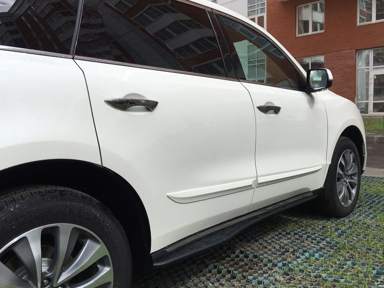 Молдинги  на двери Acura MDX 3 белые (NH603P)  Молдинги  на двери Acura MDX 3 белые (NH603P)