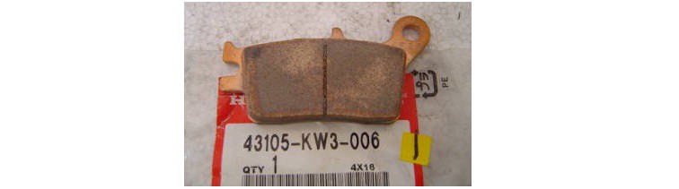 Оригинальная колодка тормозная задняя для мотоцикла HONDA 43105KW3006 (43105-KW3-006) Оригинальная колодка тормозная задняя для мотоцикла HONDA 43105KW3006 (43105-KW3-006)