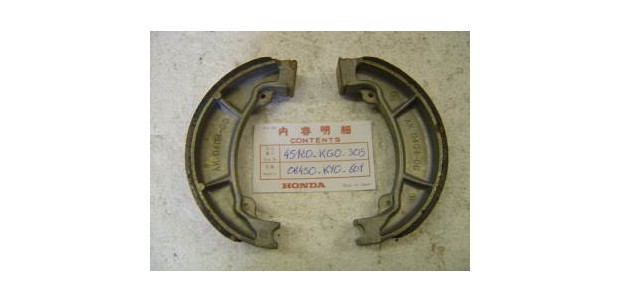 Оригинальные колодки тормозные передние для мотоцикла HONDA 45120KG0305 (45120-KG0-305) Оригинальные колодки тормозные передние для мотоцикла HONDA 45120KG0305 (45120-KG0-305)