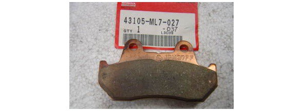 Оригинальные задние тормозные колодки для мотоцикла HONDA 43105ML7027 (43105-ML7-027) Оригинальные задние тормозные колодки для мотоцикла HONDA 43105ML7027 (43105-ML7-027)