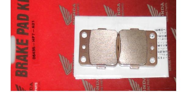 Оригинальные задние тормозные колодки для квадроцикла (ATV) Honda 06435HP7A01 (06435-HP7-A01) Оригинальные задние тормозные колодки для квадроцикла (ATV) Honda 06435HP7A01 (06435-HP7-A01)