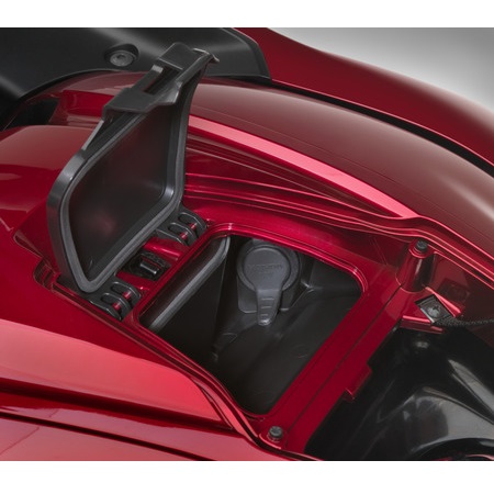 Гнездо для аксессуаров 12v на мотоцикл Honda CTX700 Гнездо для аксессуаров 12v на мотоцикл Honda CTX700
