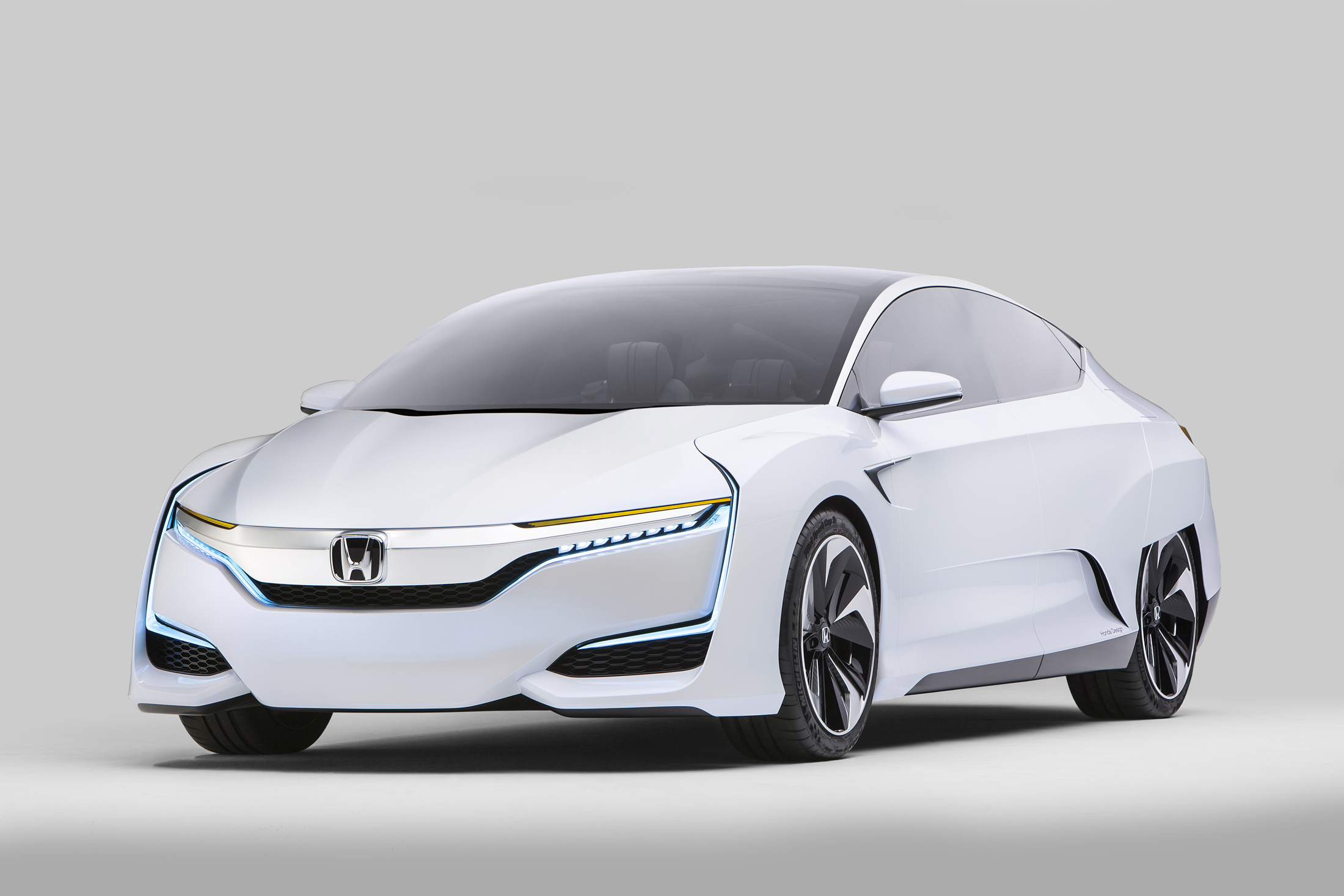 Компания Honda представила миру новую серию автомобилей FCV